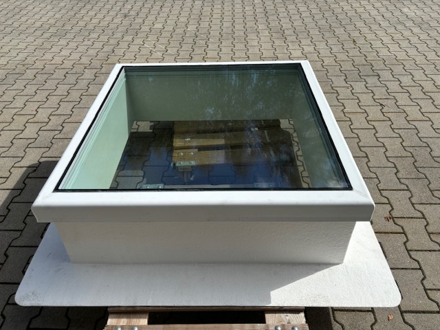 Lichtkuppel 60 x 60 cm, 3-fach verglast mit Motor, Aufsatzkranz Höhe 30 cm