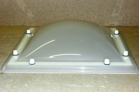 Lichtkuppel 90 x 90 cm mit Aufsatzkranz (ULW 90 x 90 cm, OLW 70 x 70 cm)
