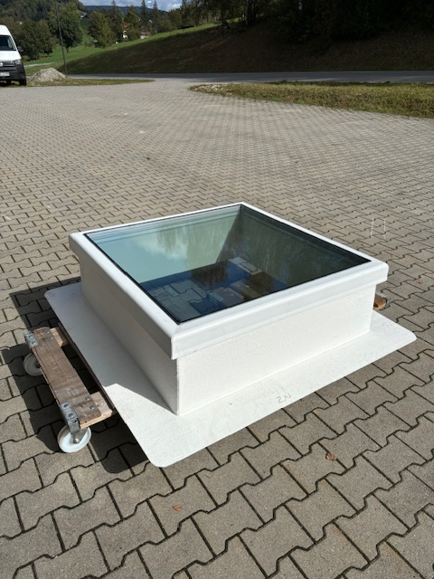 Lichtkuppel 120 x 120 cm, 3-fach verglast mit Motor, Aufsatzkranz Höhe 30 cm Lichtkuppel 120 x 120 cm, 3-fach verglast mit Motor, Aufsatzkranz Höhe 30 cm